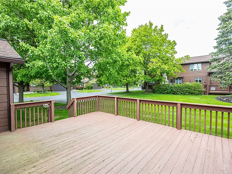 30 Cambridge Ct — Photo 3