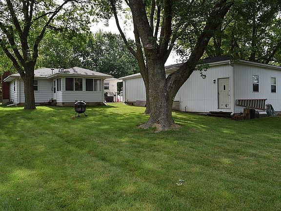 2+ car garage & bonus room 