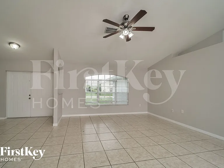 2100 SW 12th Ter — Photo 3