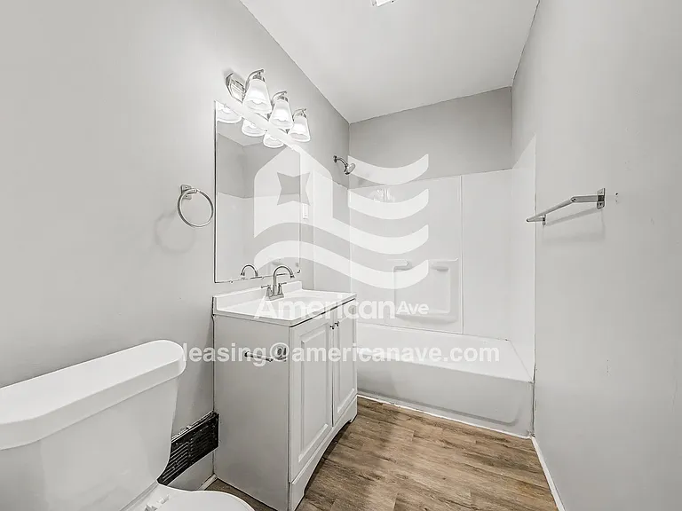 985410_011_main_bathroom_12.jpg