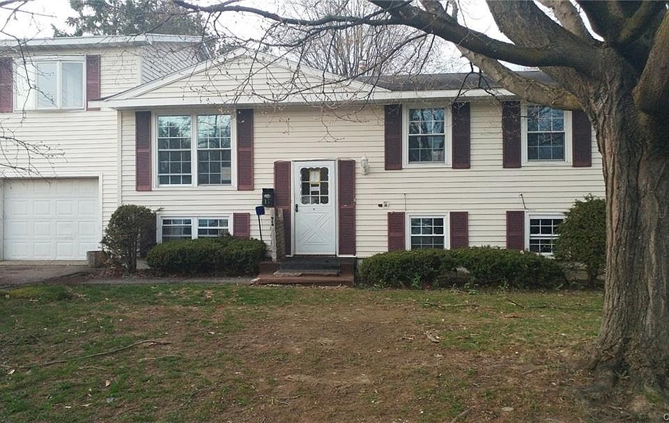 1st image of 15 Woodcrest Dr