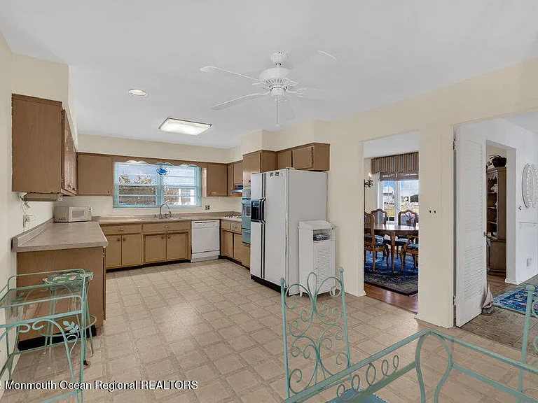 7 Howell Ave — Photo 16