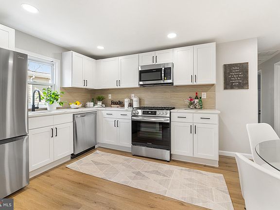 5th image of 18 Teaberry St