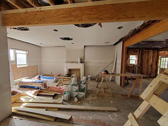 4th image of 345 North Dr