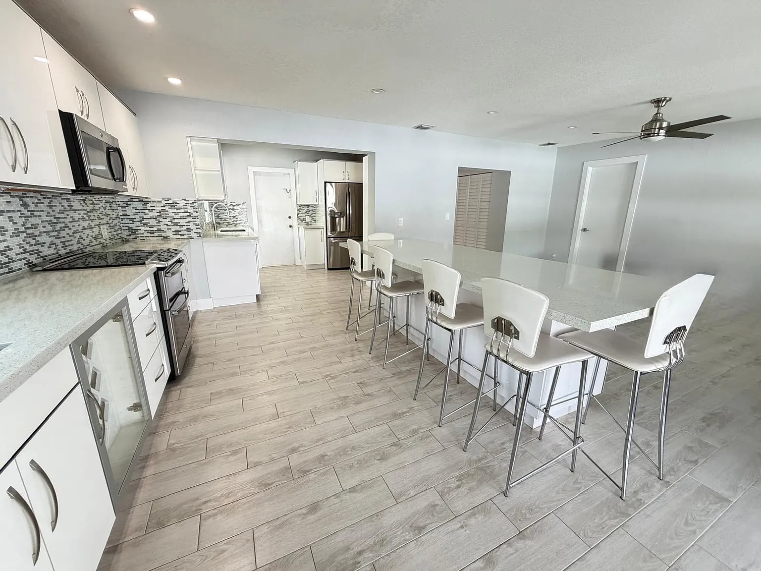 630 SW 46th Ave — Photo 4