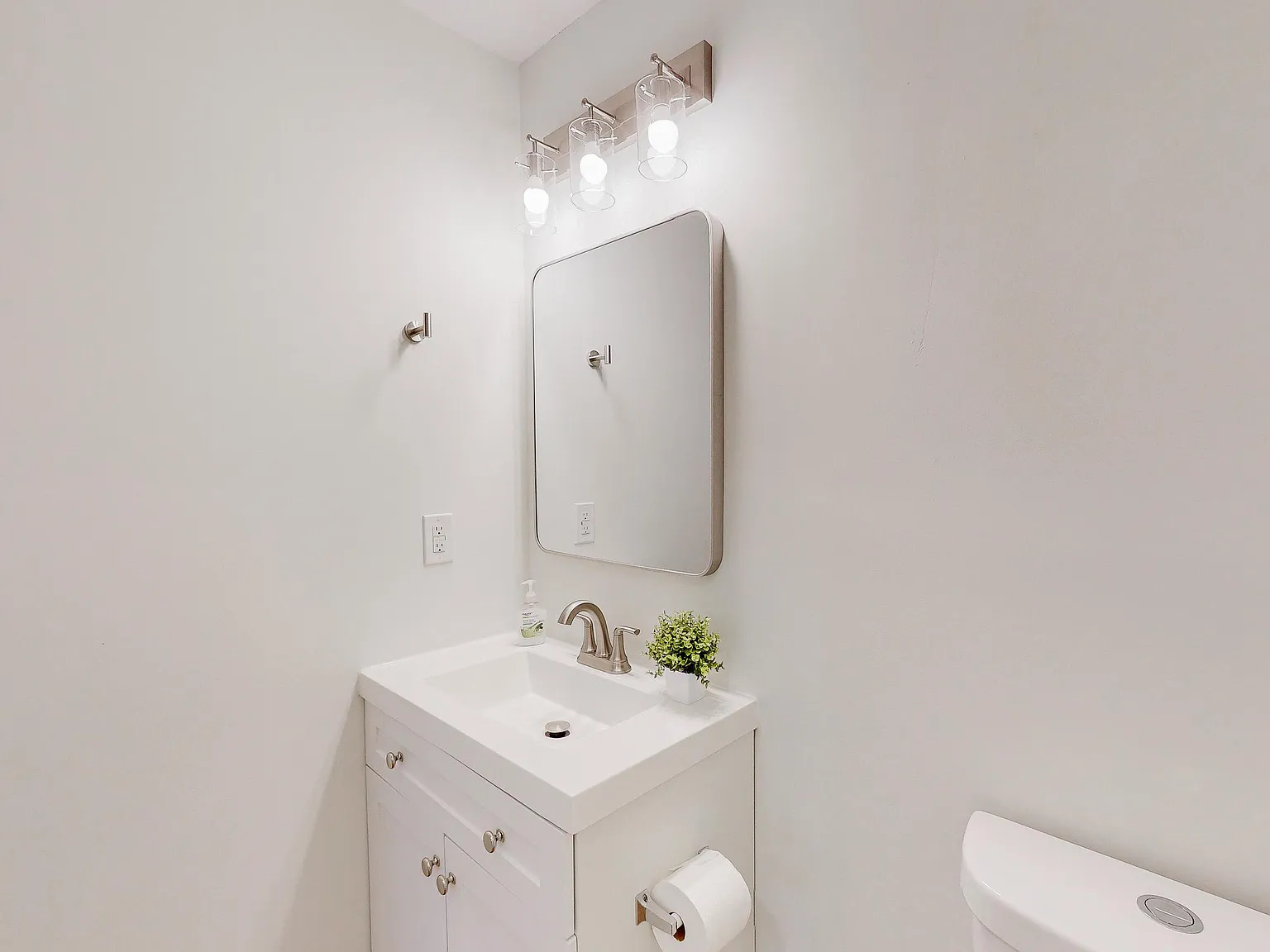 4 bed, 3.0 bath, 2950 sqft, $953 — Photo 3