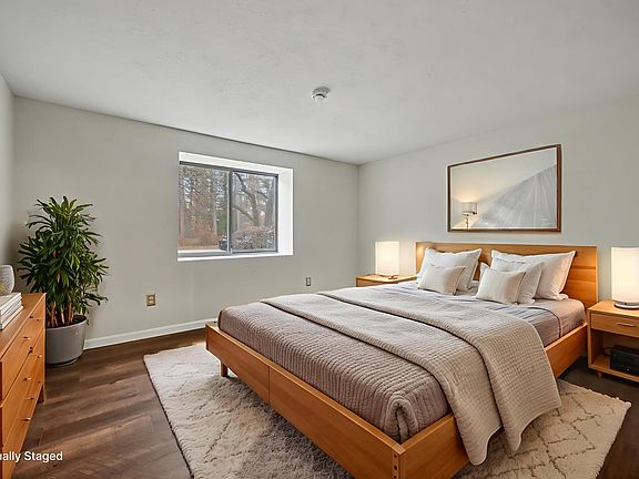 4th image of 11 Essex Green Court