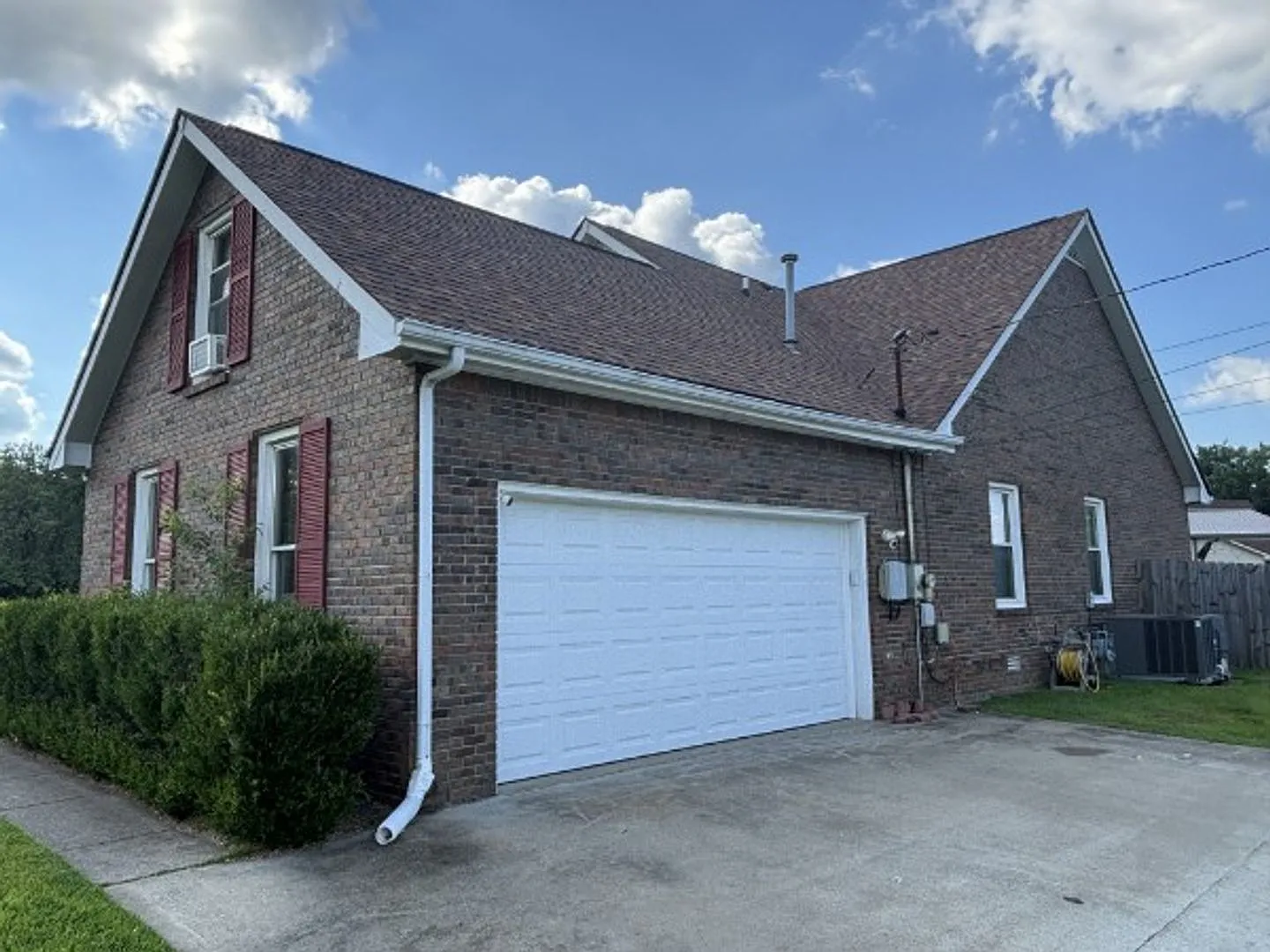 Spacious 3 Bedroom 2 Bath Brick Home — Photo 4