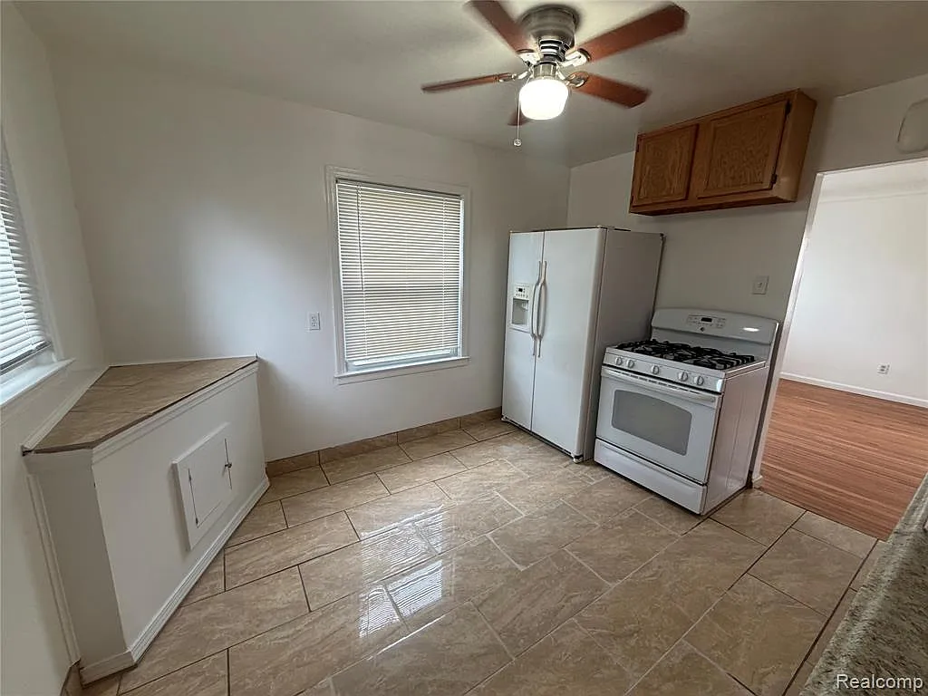 3 bed, 1.0 bath, 960 sqft, $1,300 — Photo 3
