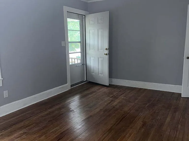 516 E Center St — Photo 4