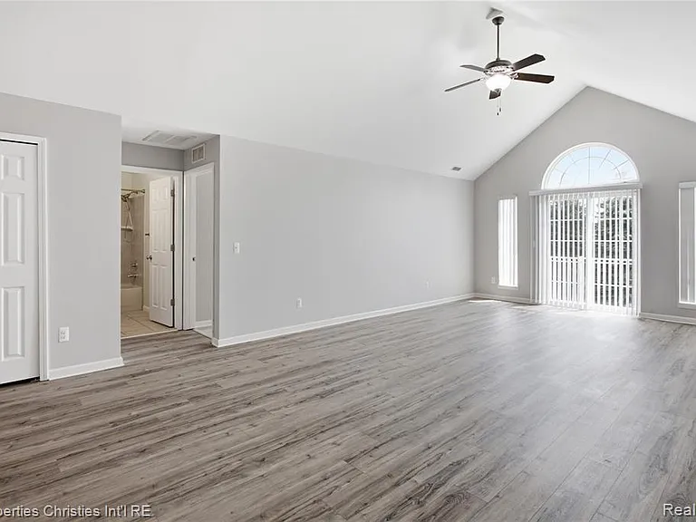 8413 Heywood Cir — Photo 13