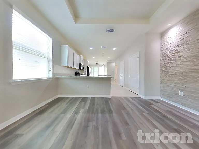 2837 E Lake Pointe Dr — Photo 3