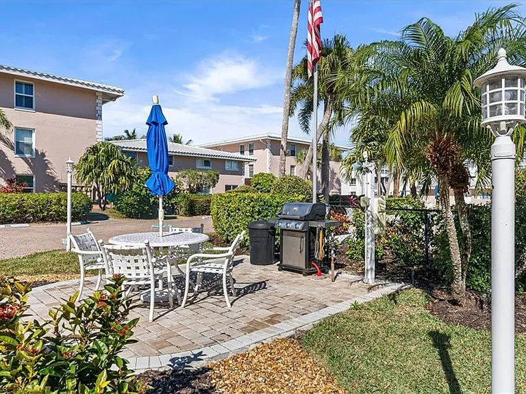1910 Gulf Shore Blvd N #107 — Photo 30