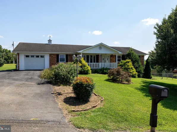 36 Canaan St, Luray, VA 22835