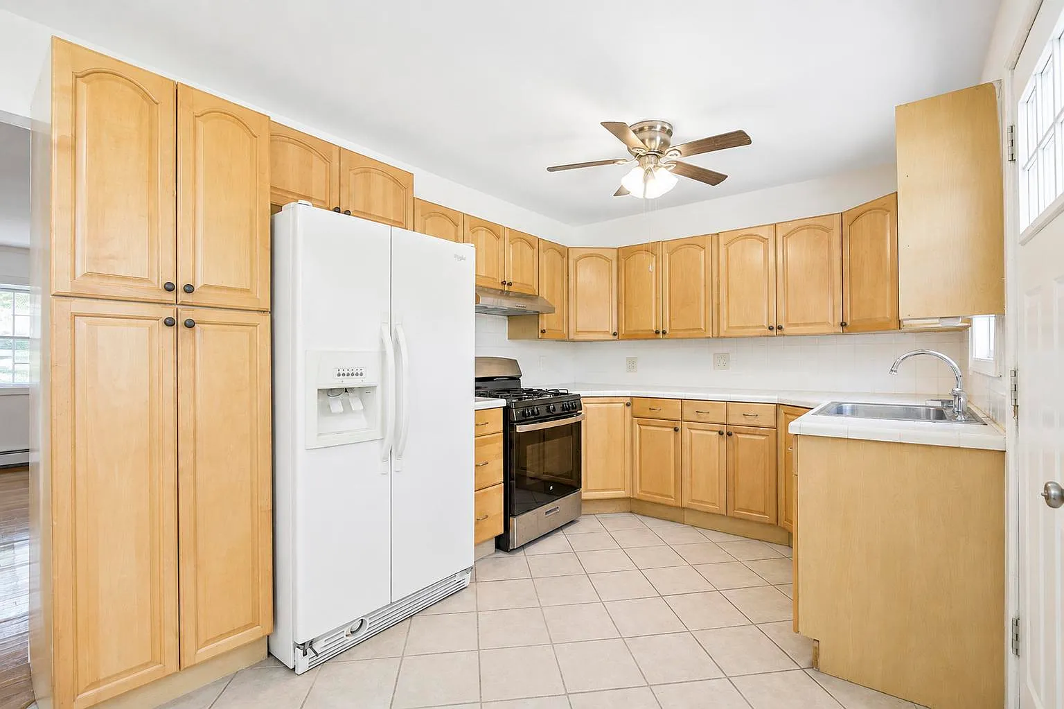 2 bed, 800 sqft, $2,500 — Photo 2