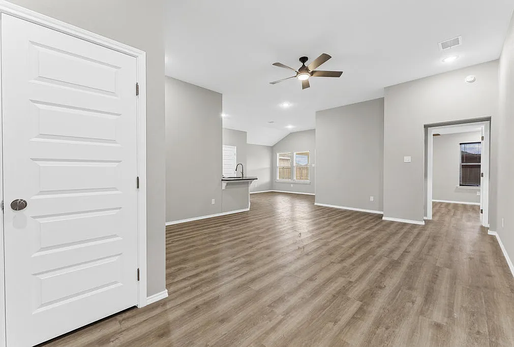 3 bed, 2.0 bath, 1504 sqft, $2,500 — Photo 2