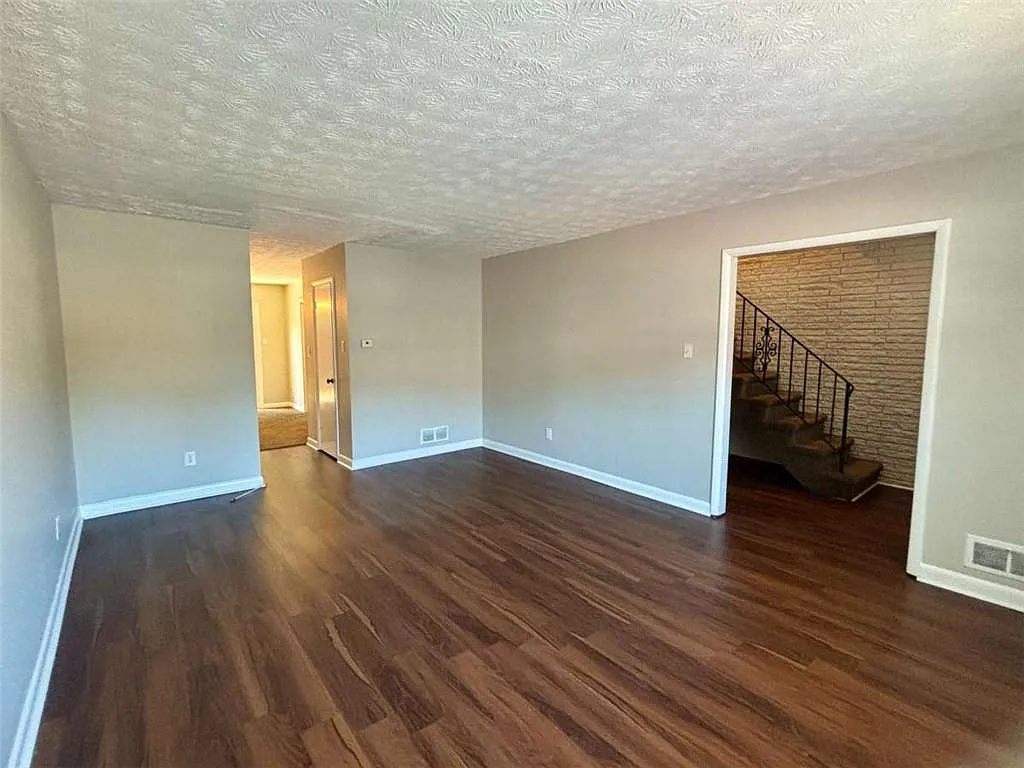 3 bed, 2.5 bath, $1,600 — Photo 4