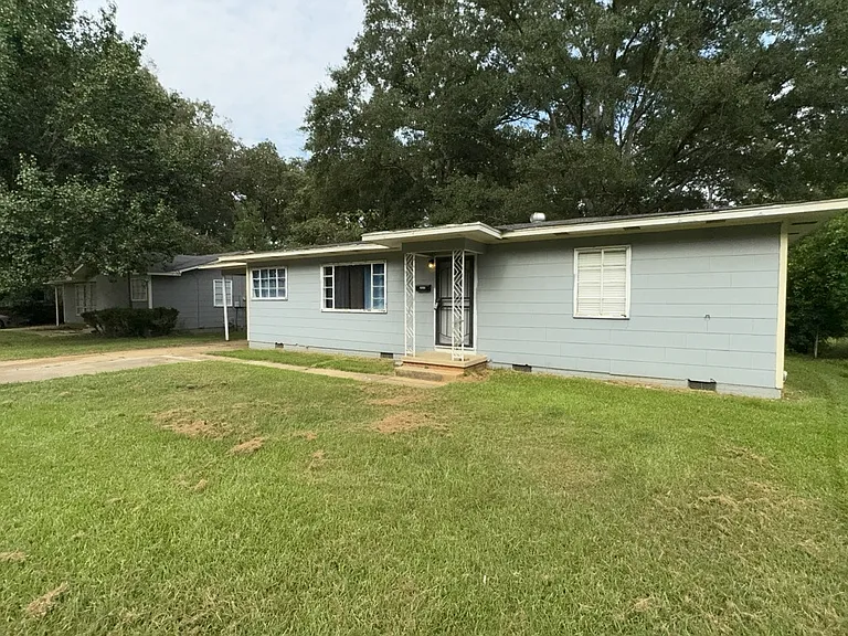 3030 Oak Forest Dr — Photo 2