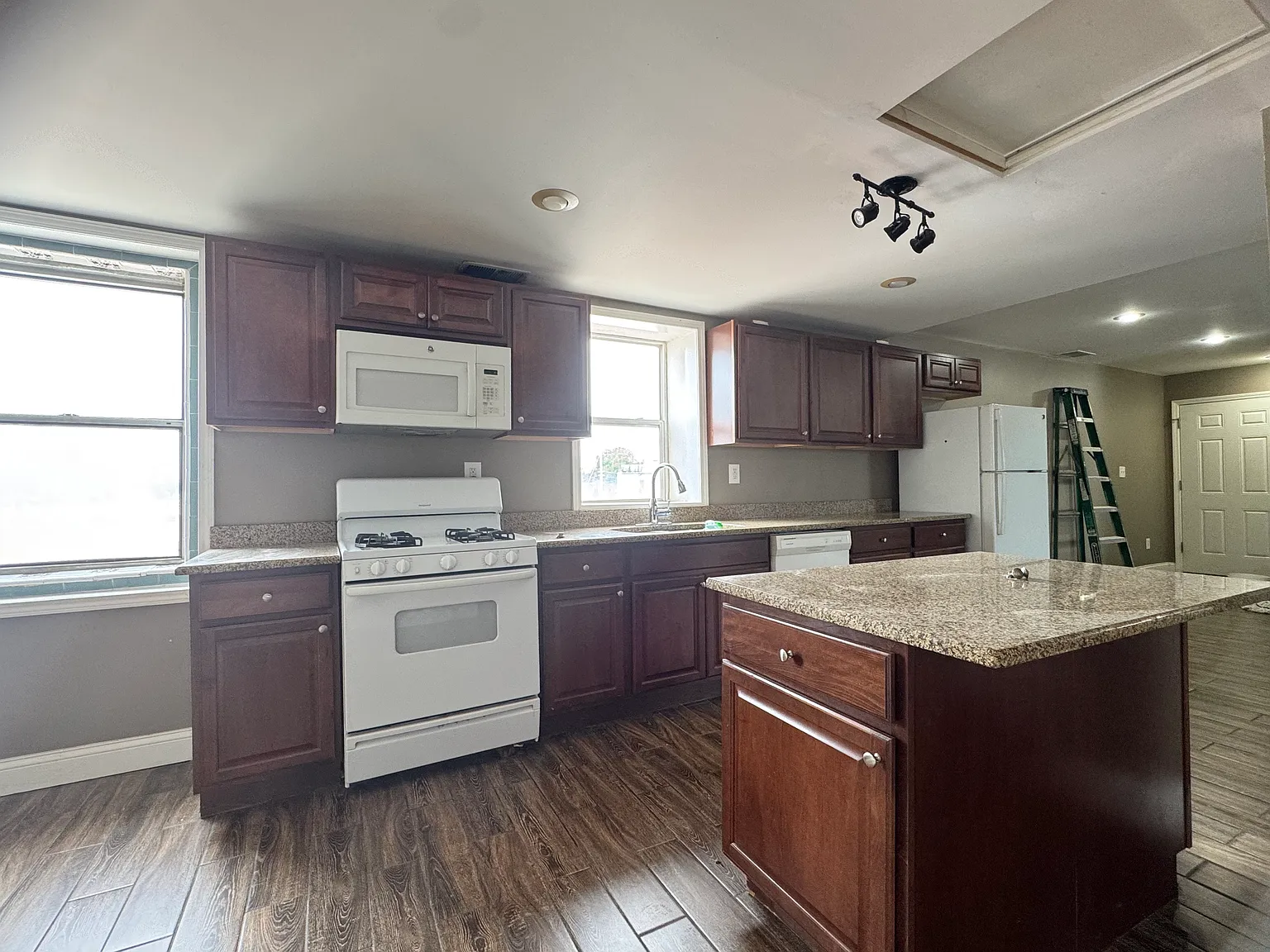 2 bed, 1000 sqft, $1,400 — Photo 4