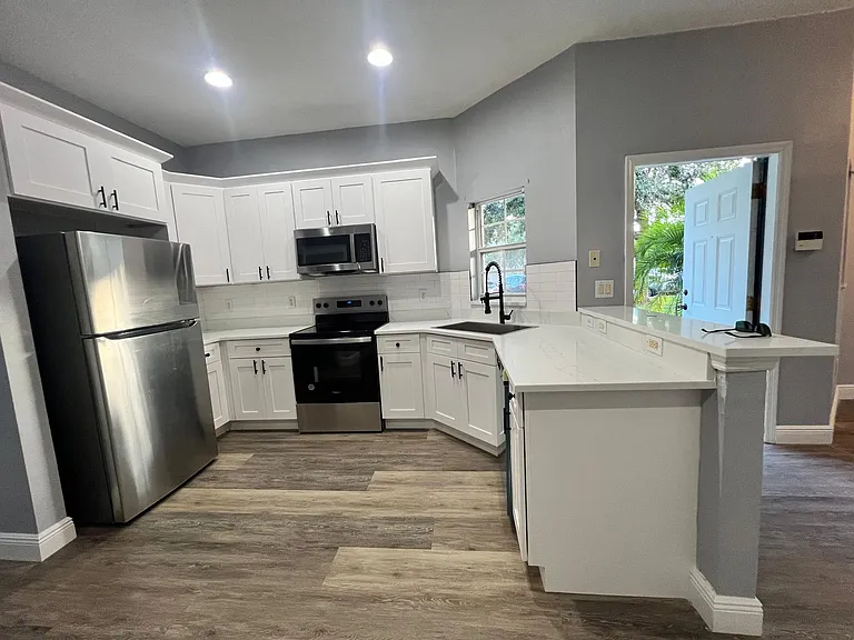 6728 Lake Rochester Ln — Photo 2