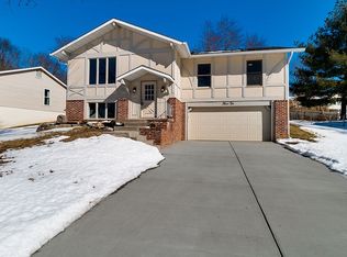 310 Driftwood Ln, Saint Peters, MO