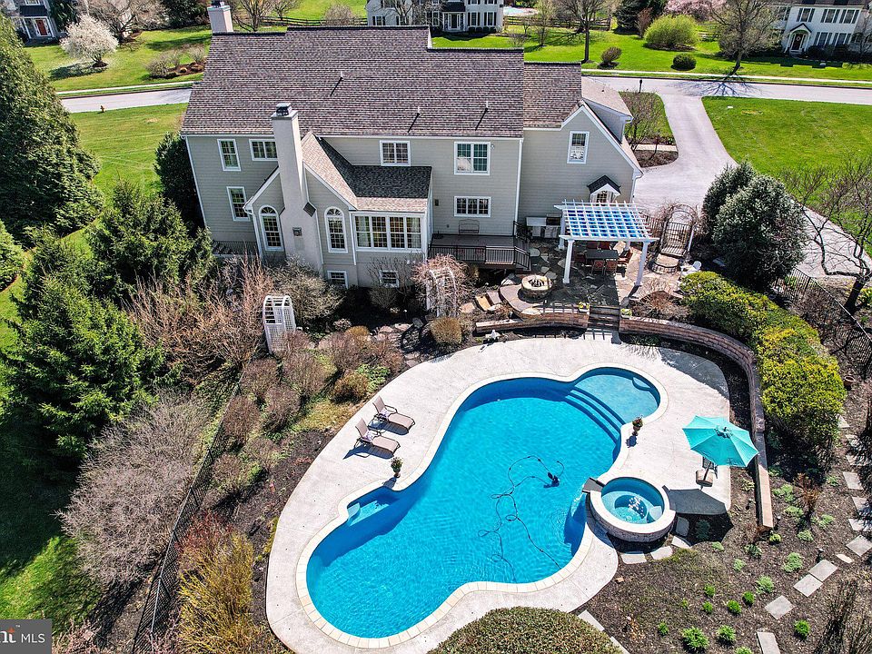 2nd image of 9 Greenbriar Ln