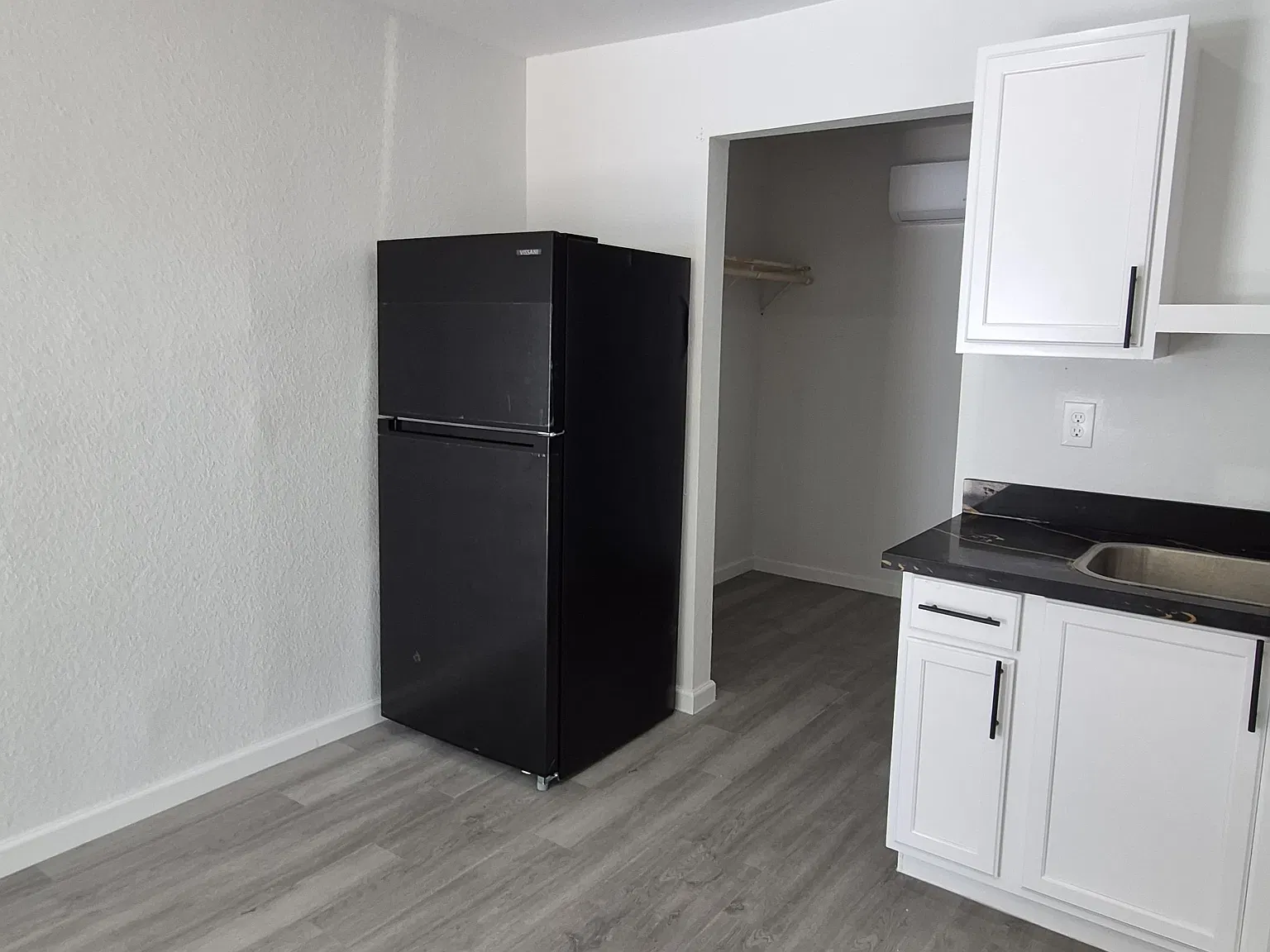 Studio, $900 — Photo 4