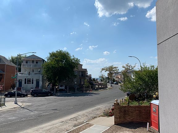 5th image of 4010 Manhattan Ave