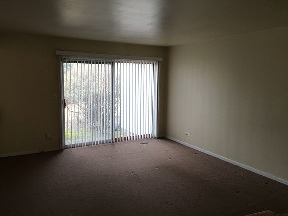 3rd image of 889 White Oak Ln