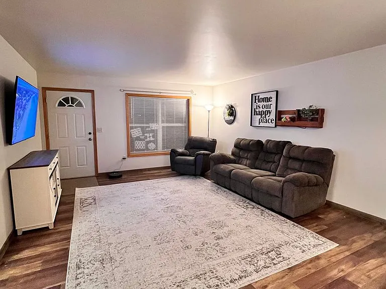 1339 Glenn Pl — Photo 2