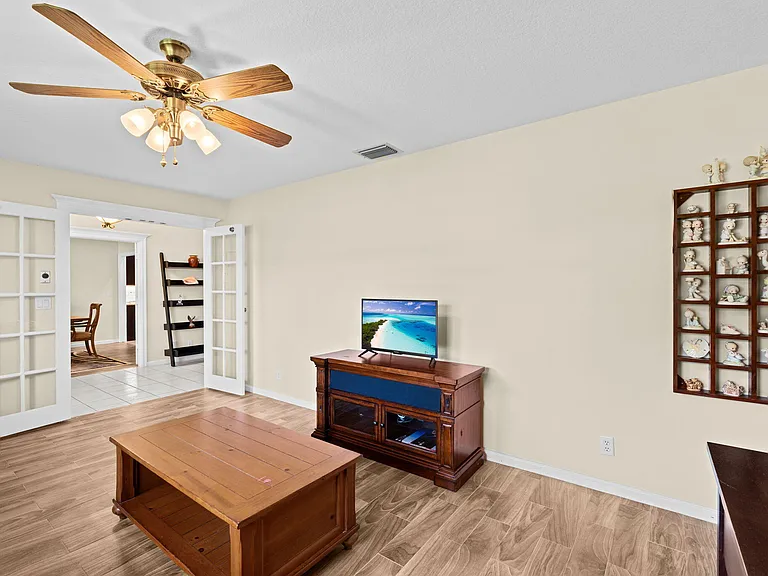 1707 Primrose Ln — Photo 7