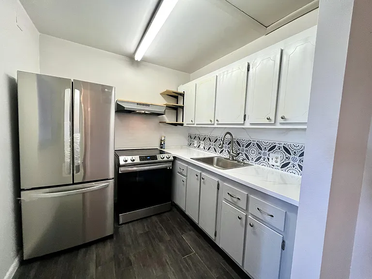 209 Suffolk E — Photo 15