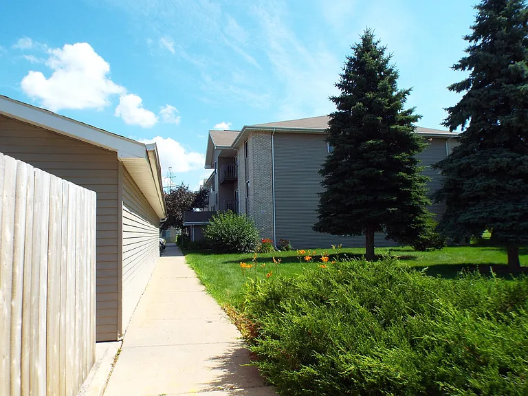 Fox Valley Meadows Apartments — Photo 8
