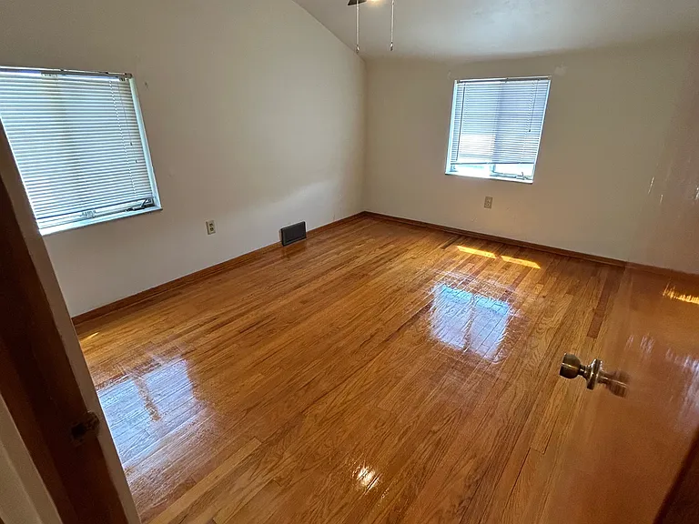 225 Alries St — Photo 10