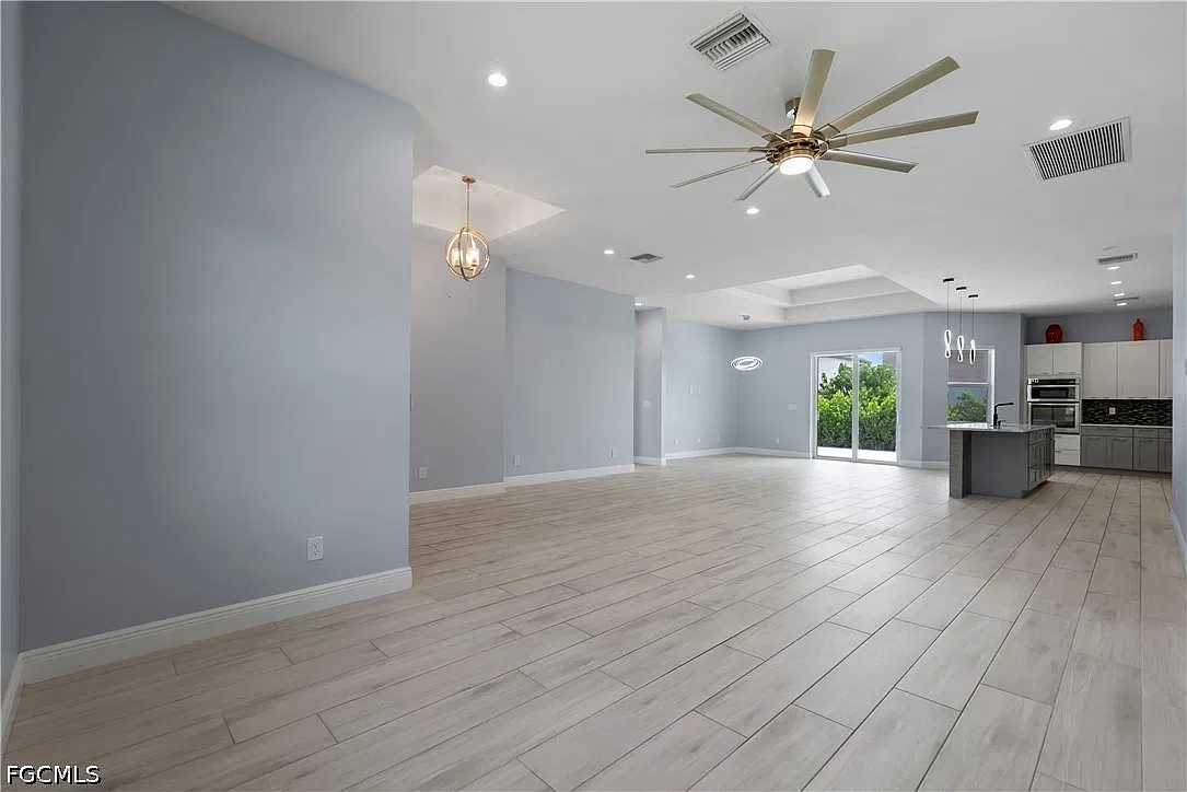 3 bed, 2.0 bath, 2191 sqft, $3,350 — Photo 4