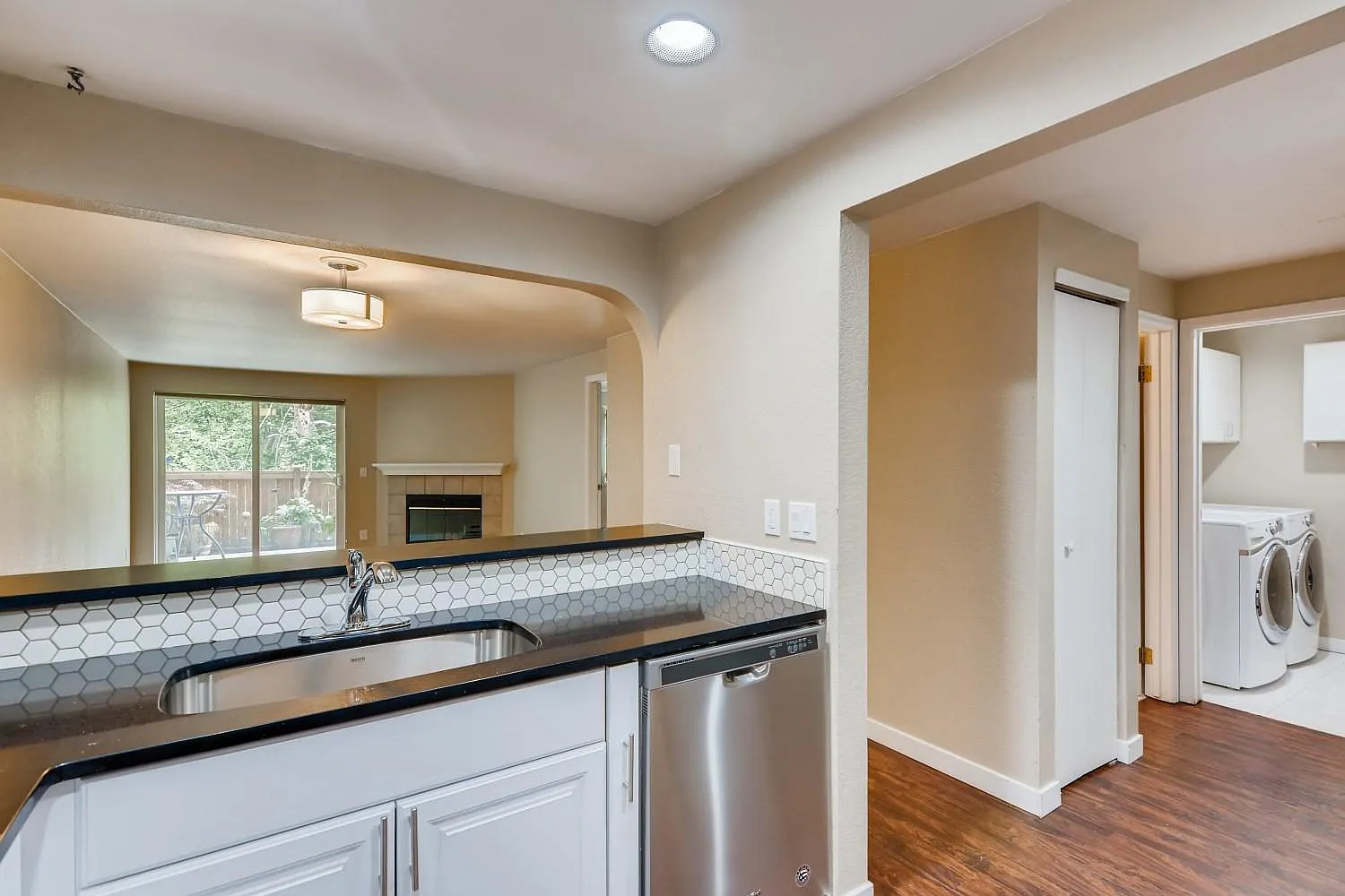 2 bed, 856 sqft, $2,600 — Photo 3