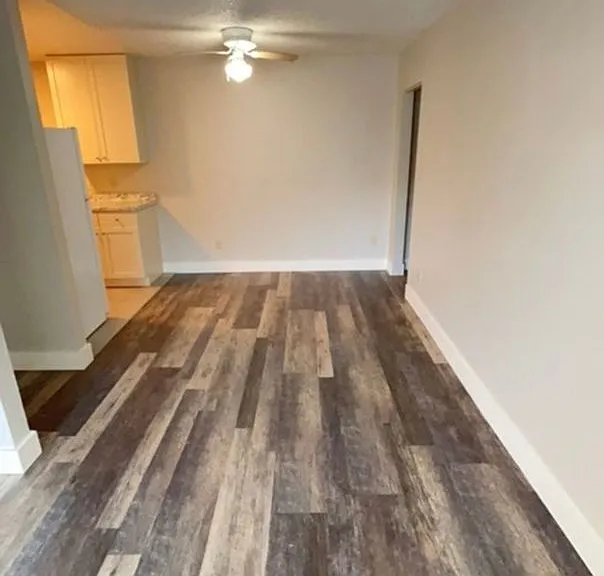 333 Custer Ave — Photo 2