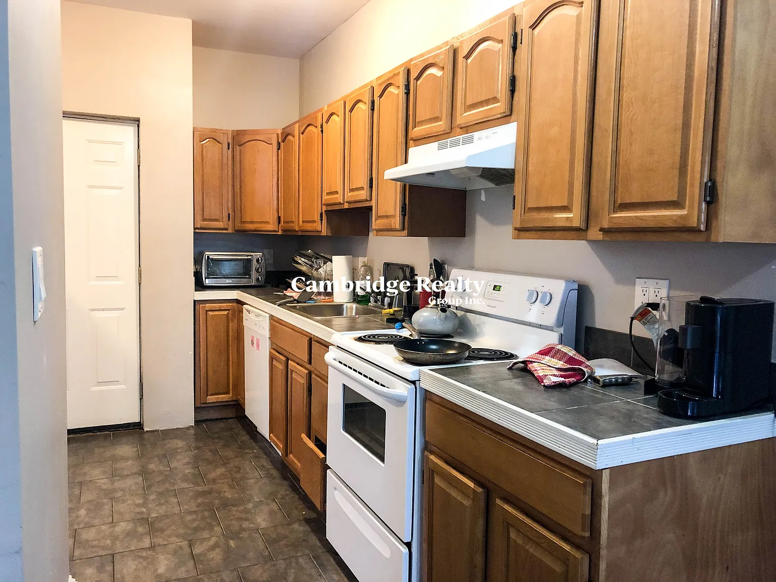 3 bed, 1.0 bath, $3,900 — Photo 3
