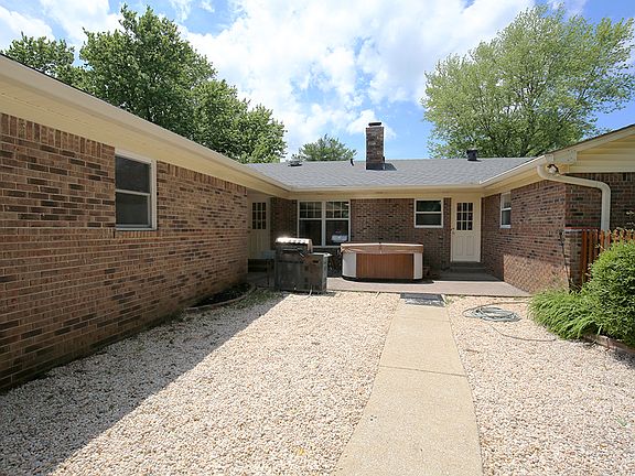 4th image of 2712 Garrett Dr