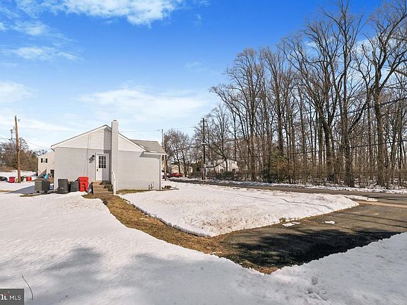 3rd image of 306 Grape St