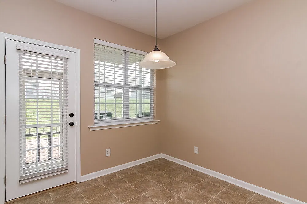 4 bed, 2.5 bath, 1934 sqft, $2,190 — Photo 3