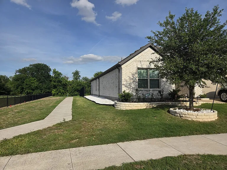 1512 Springtree Dr — Photo 2