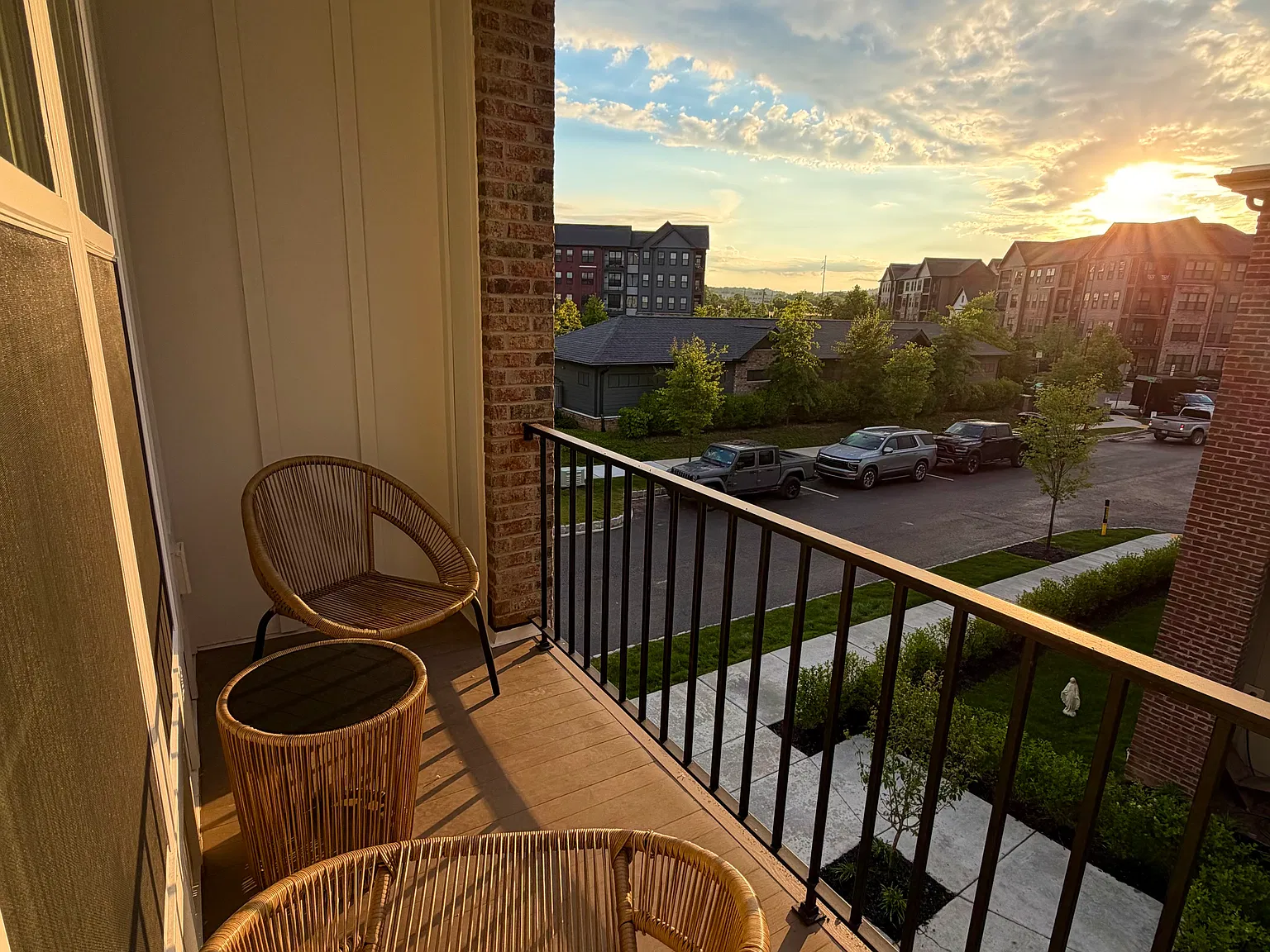 3 bed, 3.5 bath, 2104 sqft, $4,100 — Photo 4