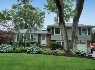 22 Francesca Dr, Oyster Bay, NY 11771