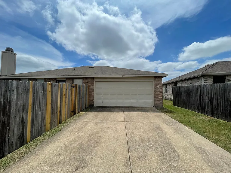 2912 Crimson Clover Dr — Photo 4