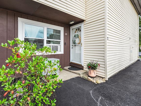 2nd image of 28 Powderhouse Ct Unit 28