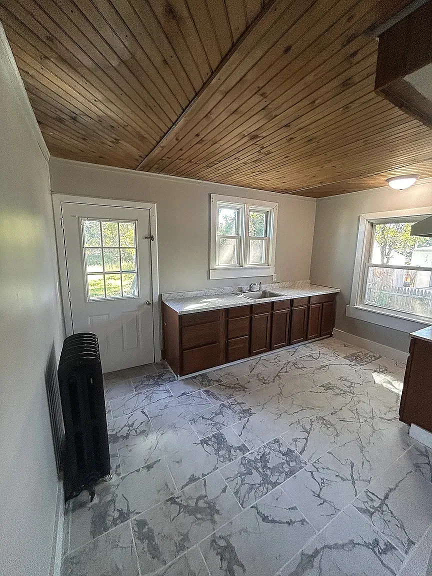 4 bed, 1240 sqft, $2,295 — Photo 2