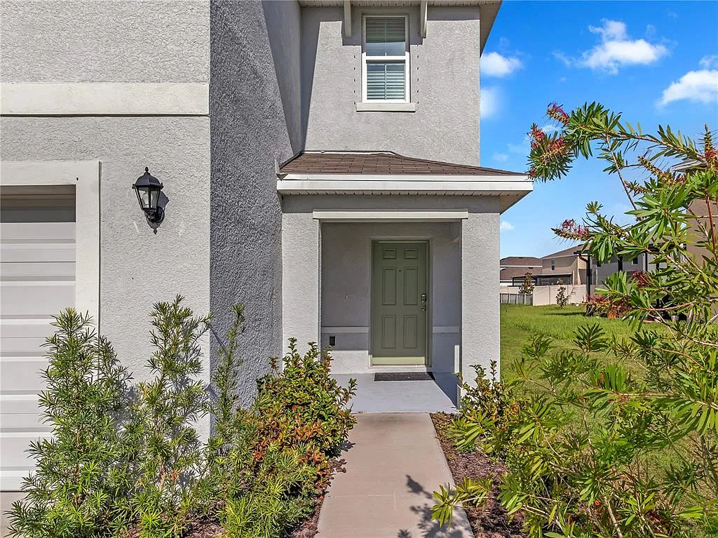 4 bed, 2.5 bath, 2328 sqft, $2,385 — Photo 3