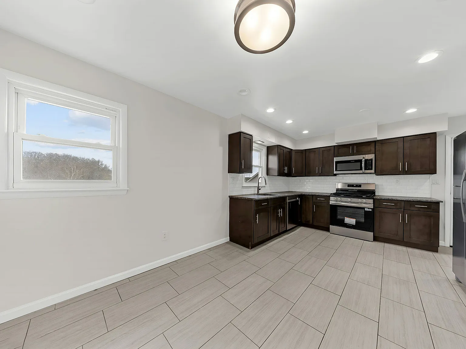 3 bed, 1060 sqft, $2,600 — Photo 3