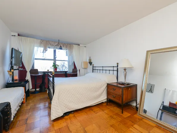 61-20 Grand Central Pkw image 19 of 24